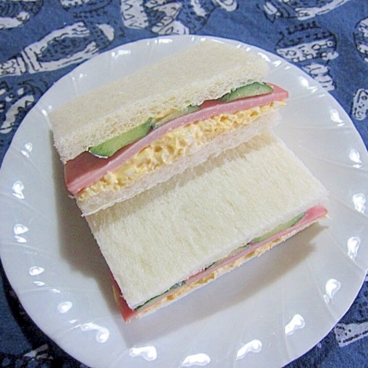 ハムとたまごときゅうりのサンドイッチ